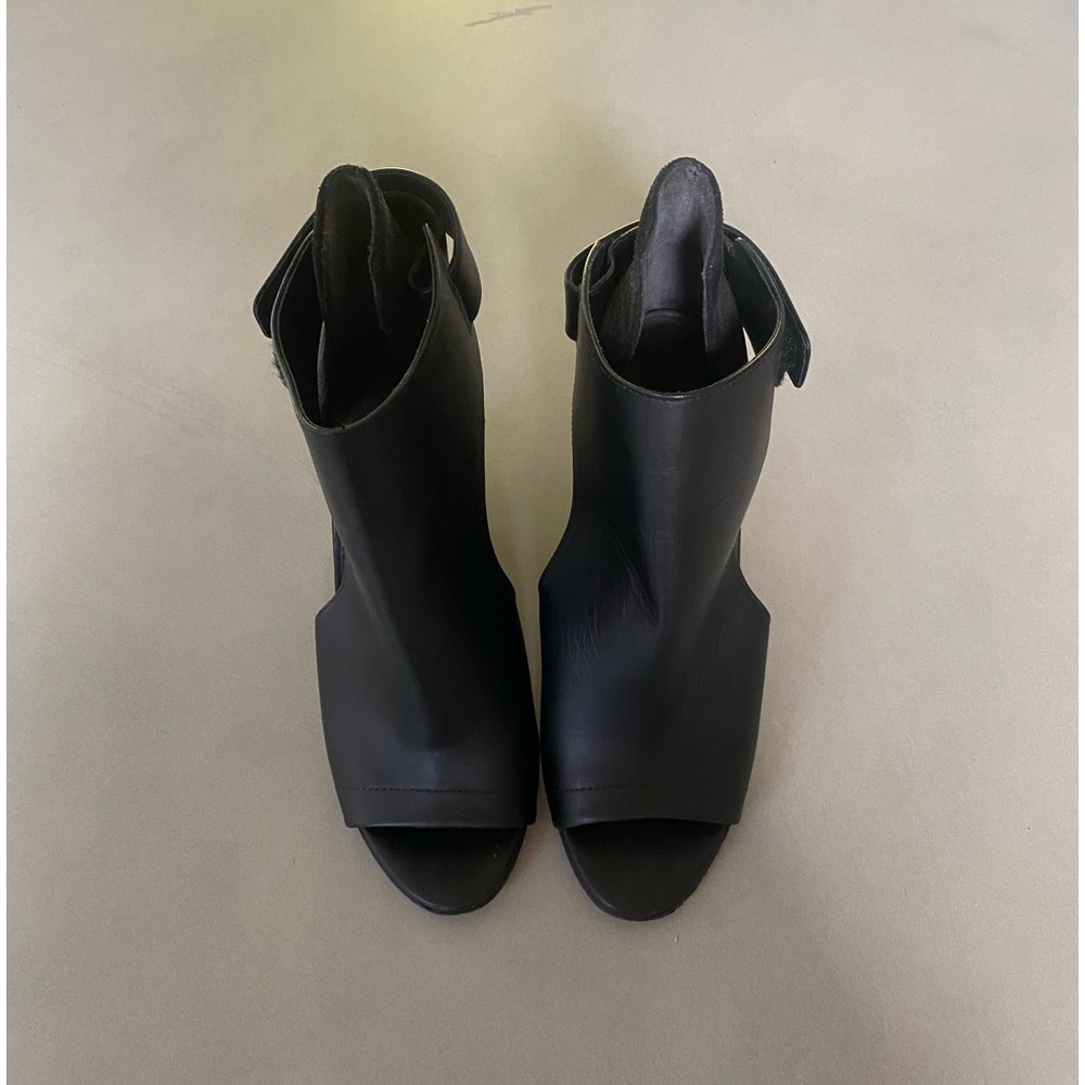 Vince Katia open toe wedge. - Picture 2 of 5